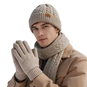 Ensemble trois pieces chaud d'hiver bonnet en tricot, echarpe et gants pour hommes.