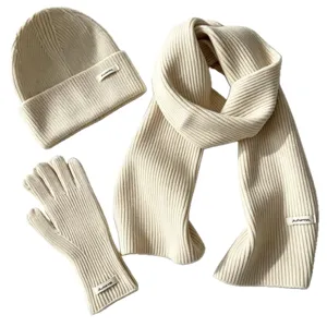 Gemütliches cremeweißes Strickmützen Schal und Handschuhe Set, warmer dreiteiliger Winteranzug.