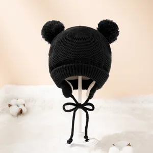 Schwarze Kinder Strickmuetze mit zwei Pompons und Ohrenklappen warme Wintermuetze fuer Kinder