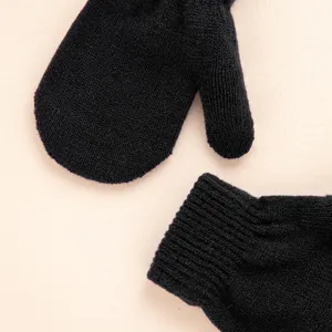 Schwarze gestrickte Winterhandschuhe Detailansicht, warme Fäustlinge für kalte Tage im Winter.