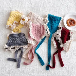 Detailaufnahme der koreanischen Baby Strickmütze Schal mit zarter Spitzenverzierung.