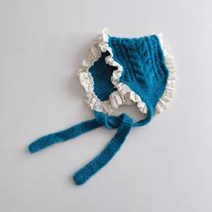 Süße Kinder Strickmütze mit Spitzenverzierung Winter warme Baby Mütze Detailansicht