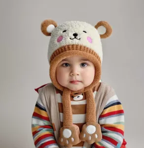 Gedetailleerde close-up van de schattige beer winter pluche gebreide muts voor baby's met zachte stof