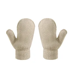 Detailansicht gemütlicher Kinder-Strickfäustlinge in Khaki, weiche und warme Winterkleidung.