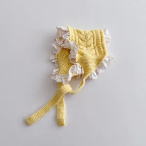 Süße gelbe Strickmütze für Babys mit weißer Spitzenborte, warme Winterhaube für Kinder.
