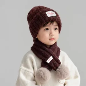 Ensemble bonnet et écharpe d'hiver en tricot pour enfants avec pompons garçons et filles vue