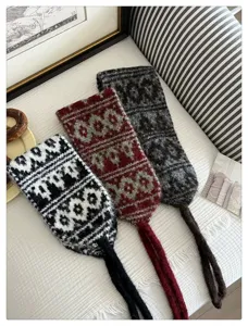 Detailansicht des japanischen Retro Strick Ohrenwärmer Stirnband mit Bändern, kuscheliges Jacquard.