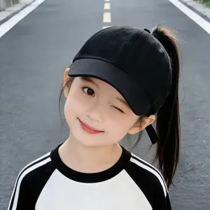 Detalle gorra de béisbol con coleta para niños,sombrero negro visera curva al aire libre.