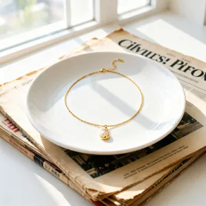 Collier ras du cou en acier inoxydable doré avec pendentif perle irrégulière détail.