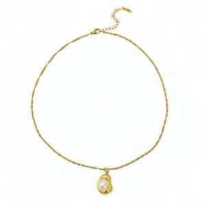 Vue rapprochée du collier pendentif perle or irrégulier, montrant la chaîne torsadée.