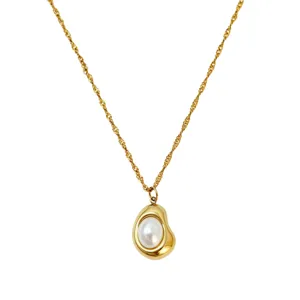 Collier en acier inoxydable doré avec pendentif organique irrégulier et perle blanche.