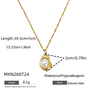 Vue détaillée du collier pendentif perle irrégulière avec chaîne dorée et dimensions.
