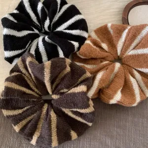 Nahaufnahme von gestrickten Haargummis im koreanischen Stil, gemütliche Winteraccessoires.