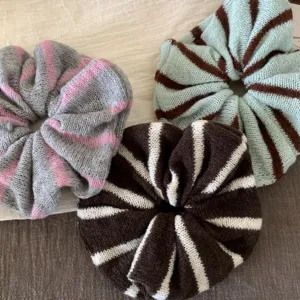 Koreanischer Stil kuschelige kontrastfarbene gestreifte Strick Zopfgummis für Damen im Winter
