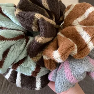 Koreanischer Stil gestrickter gestreifter Haarscrunchie Detail Nahaufnahme, weiches Accessoire