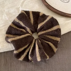 Detailaufnahme des braun-beige gestreiften Strick-Haargummis, gemütliches Haaraccessoire.