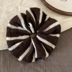 Koreanischer Stil kontrastierende gestreifte Strick-Haargummi, Herbst und Winter Haaraccessoire.