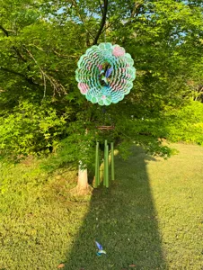 Metalen kolibrie windgong hangende tuindecoratie met roterende windspinner en metalen buizen.