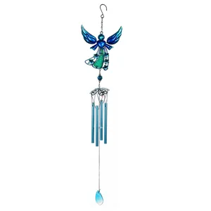 Vue détaillée du carillon éolien ange bleu, montrant les tubes métalliques et le pendentif.