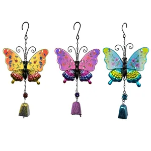 Vue détaillée de carillons éoliens papillon en métal coloré avec cloches pour le jardin.