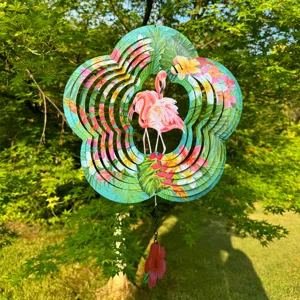 Metalen flamingo windspinner detail, levendige tropische bloemen tuin hangende decoratie.