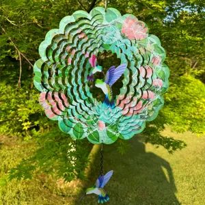 Prachtige metalen windspinner met kolibrie ontwerp voor tuindecoratie en buitenhangende kunst.
