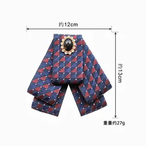 Gros plan détaillé du nœud papillon géométrique multicouche avec un cristal étincelant.