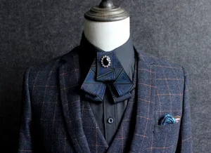 Gros plan détaillé du nœud papillon avec motif géométrique bleu et élégant décor de strass.