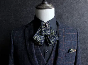 Vue détaillée du élégant nœud papillon vintage pour homme avec broche et motif rétro.
