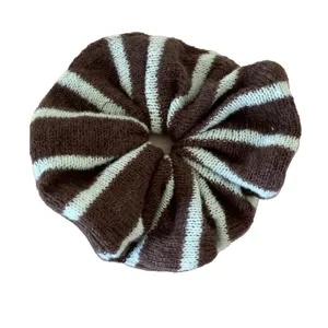 Koreanischer gestreifter Strick-Haargummi für Damen im Herbst und Winter, Haar-Accessoire.