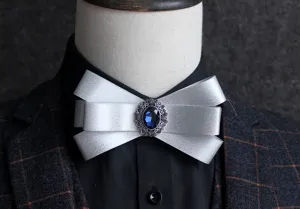 Elegante Herren Silber Schleife Fliege mit blauem Strassstein Schmuckstein für Anzüge.