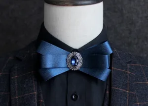 Herren dunkelblaue Satin Fliege mit Strass Brosche, formelle Hochzeitsanzug Kragen Detail