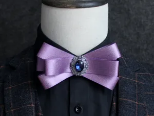 Detailansicht einer eleganten lila Satinschleife für Herren mit Strass-Mittelstück.