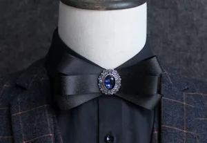 Elegante schwarze Fliege für Herren mit blauem Kristall und mehrschichtigem Satin-Design.