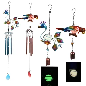 Vue détaillée de carillon éolien en métal, design paon et perroquet avec boule lumineuse.