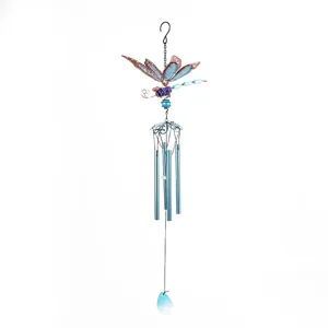 Squisito carillon a vento a forma di libellula con tubi blu e ciondolo in acrilico per giardino.