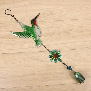 Gros plan détail du carillon à vent colibri en métal coloré avec cloche décorative.