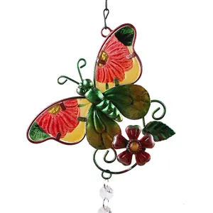 Primo piano dettagliato campanello vento farfalla metallo fiore con perle cristallo trasparente.