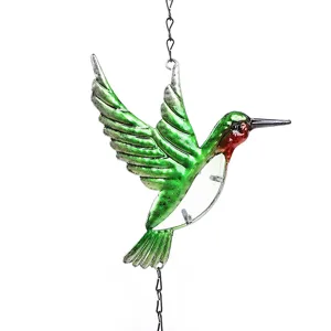 Gros plan détaillé de l'ornement suspendu colibri en métal avec un design en verre peint.