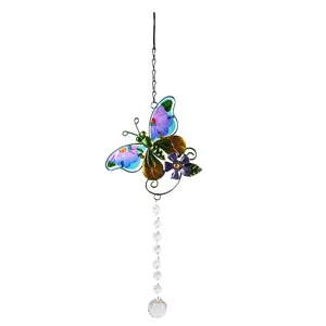 Primo piano dettagliato del acchiappasole a farfalla in metallo colorato con perle di cristallo.