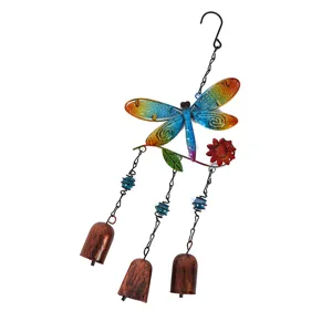 Gros plan carillon vent libellule en métal coloré, décoration de jardin avec cloches.