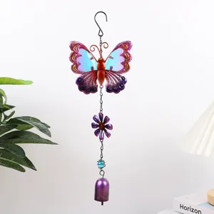 Vue détaillée du carillon éolien papillon en métal violet, superbe décoration suspendue.