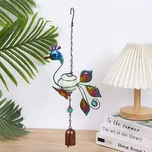 Décoration suspendue carillon éolien en fer paon métal avec boule lumineuse pour jardin.