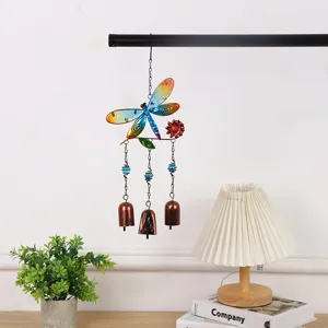 Carillon à vent libellule en métal coloré avec ailes peintes et cloches pour jardin.