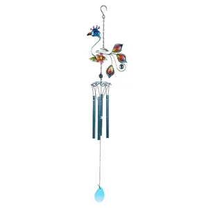 Carillon à vent paon en métal avec plumes colorées, boule lumineuse et tubes métalliques bleus.