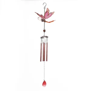 Vista dettagliata del carillon a vento a forma di libellula rosa con tubi metallici e pendente.