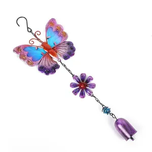 Détail carillon vent papillon fleur métal, décoration suspendue colorée pour jardin.