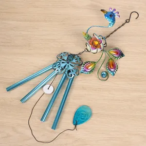 Détail du carillon à vent paon en métal avec des tubes bleus et des fleurs peintes.