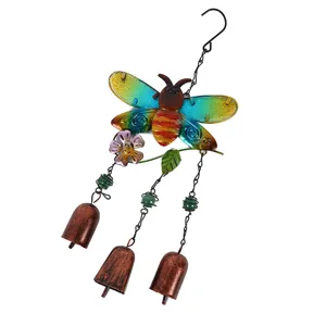 Carillon à vent suspendu en métal coloré avec verre peint et cloches pour le jardin.