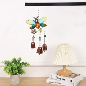 Ornement suspendu carillon éolien d'abeille en métal coloré avec cloches pour jardin intérieur.